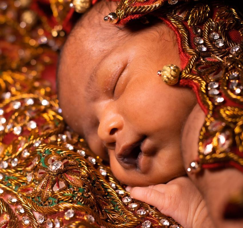 Newborn shoot Hindoestaanse kleding